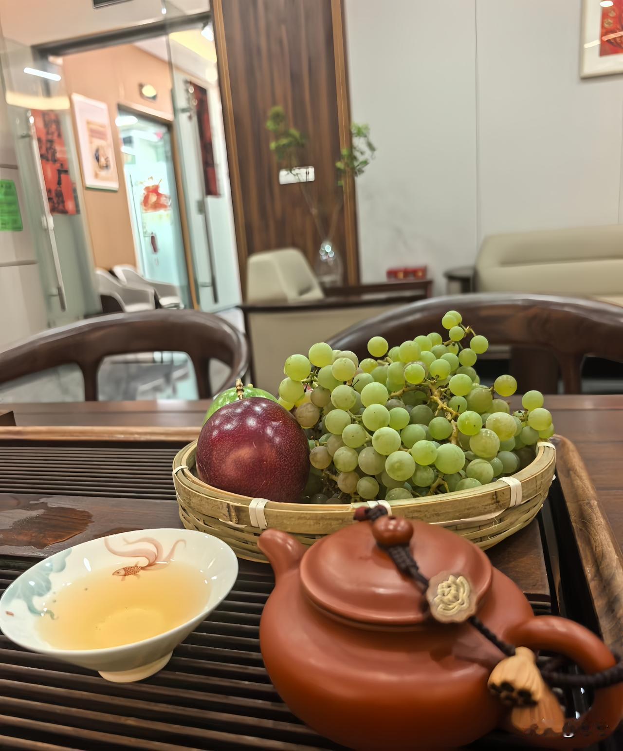 人这一辈子
到底图个啥？
庄稼长了一辈子沃土，
最后化作人间一日三餐。
 
普通