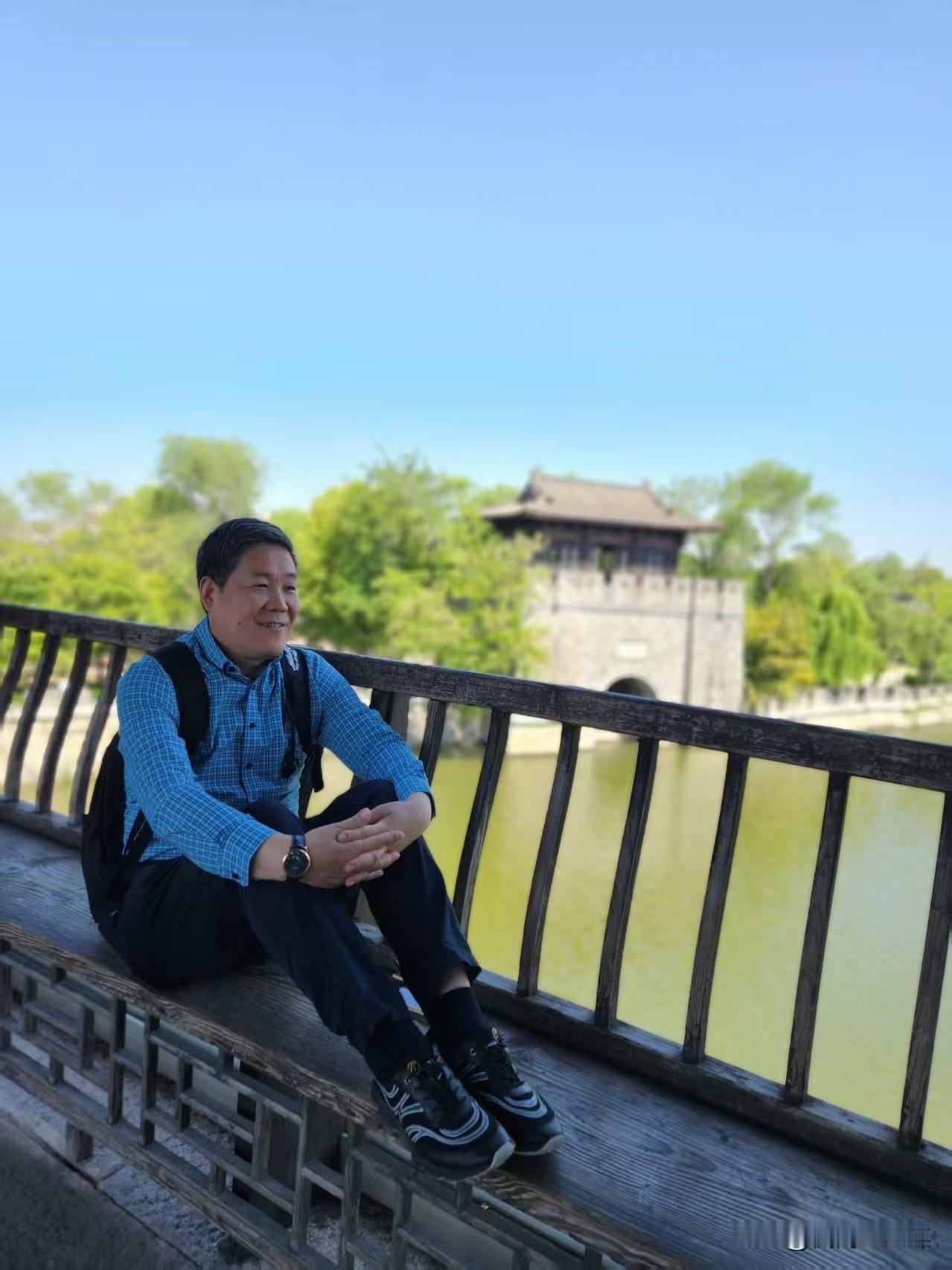 鹧鸪天·闲趣

词/于志国

岸柳垂丝覆浅塘，和风熏得一身香。
石栏懒倚春风软，