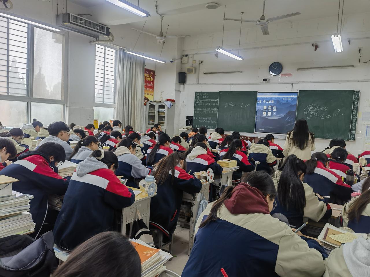 高中
凡是高考数学能考140+，理综（物理、化学和生物）考250+，语文却只考9