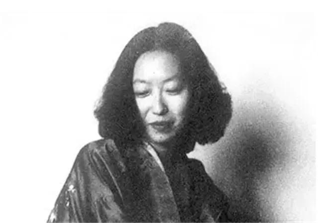那天，张爱玲和胡兰成同房后。突然，张爱玲哭着说：“兰成，你能和她分手吗？”胡兰成