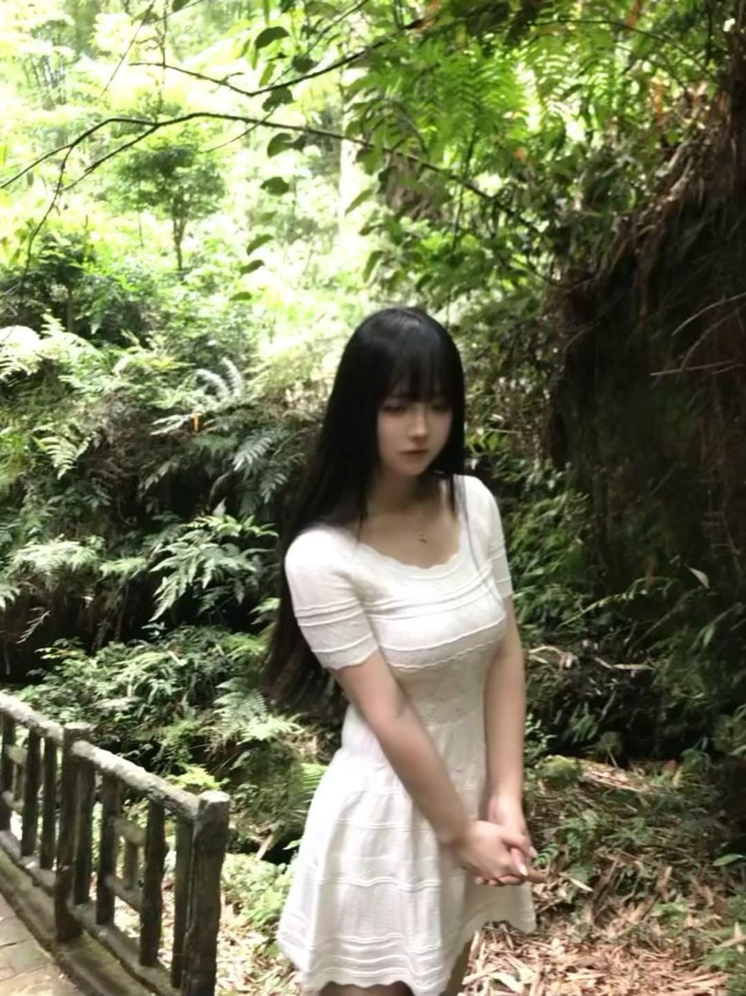 哥哥 你和那个女孩的互动我看了 原来你不是木讷的树