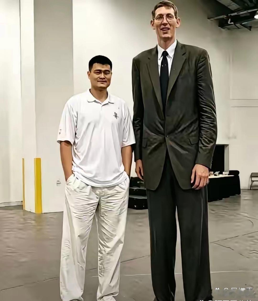 一向很高‏﻿的姚明，这回在身高上竟然输‏给了‏对手。 