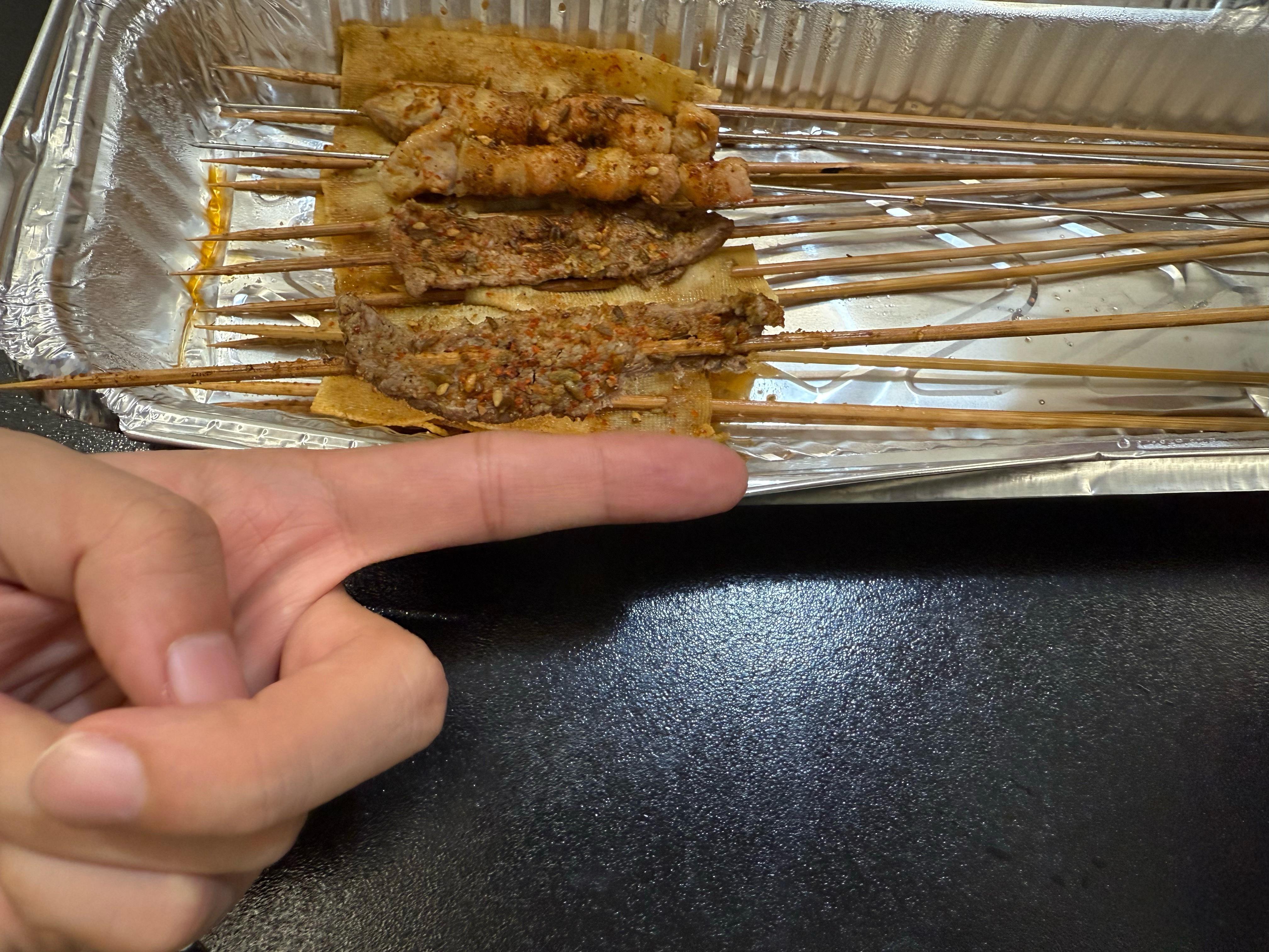 好不容易回家，吃个烧烤结果外卖过来的串，都没我手指长太气了，已经气饱了[怒] ​