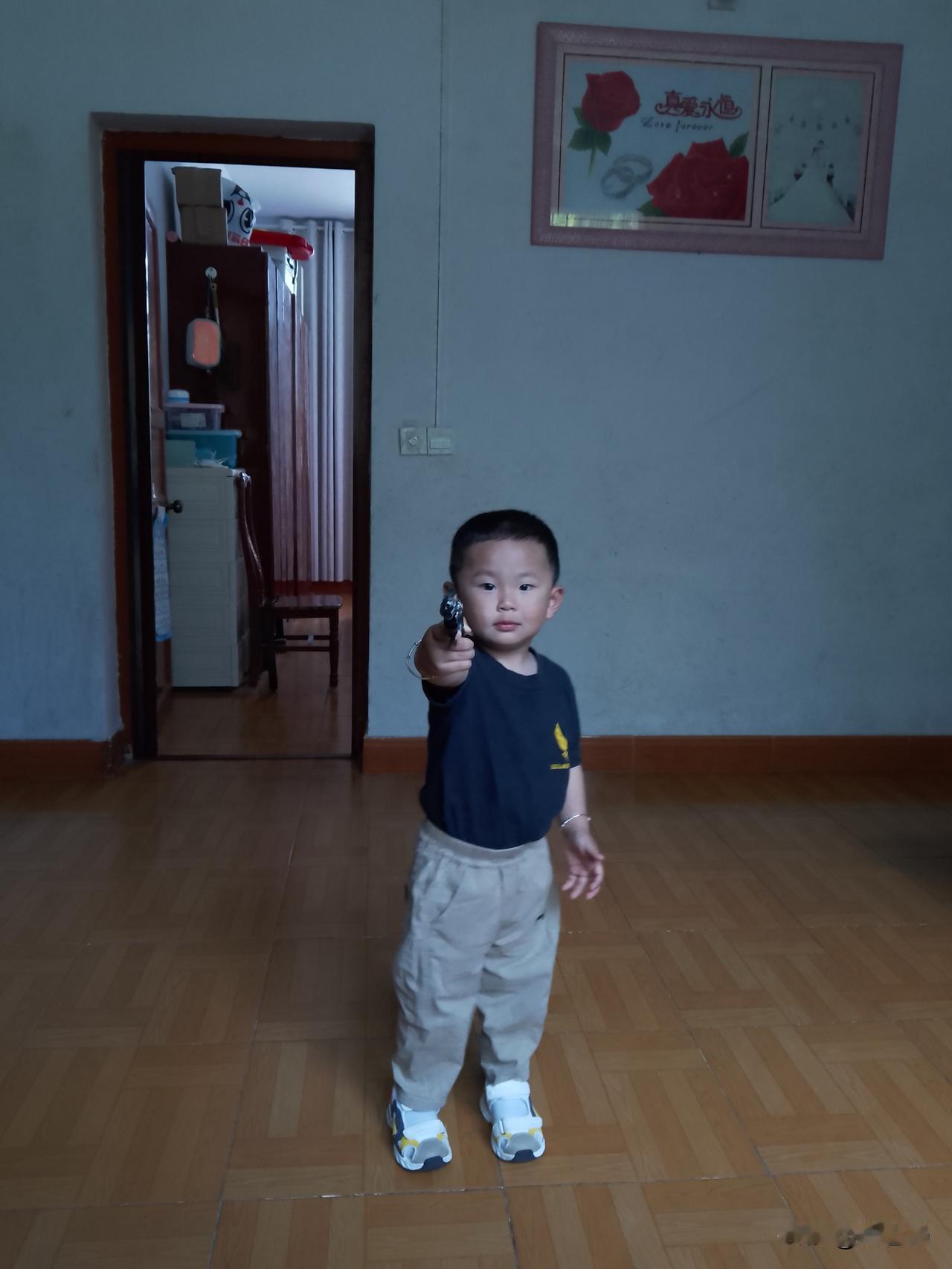 两岁多的男宝都是这样吗？我百思不得其解！
小孙木子足足两岁三个月了，虽然他仍有点