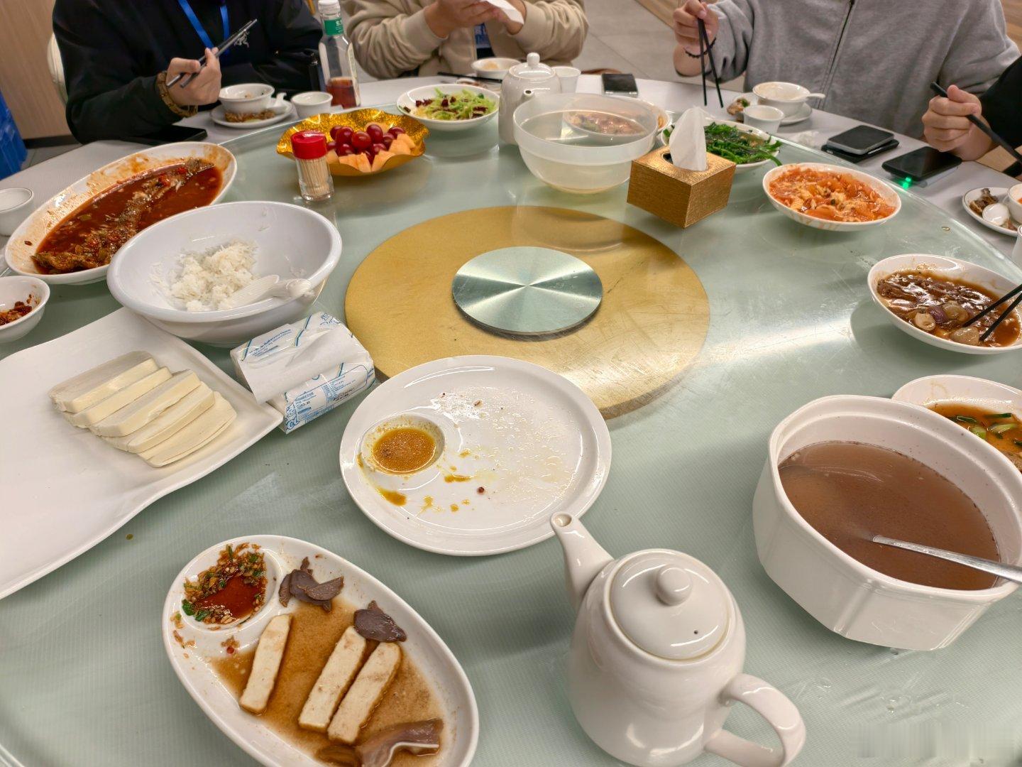 也是好上了，中午吃了深圳报业的食堂，吃完还给我们伴手礼，里边是很火的深圳报业网红