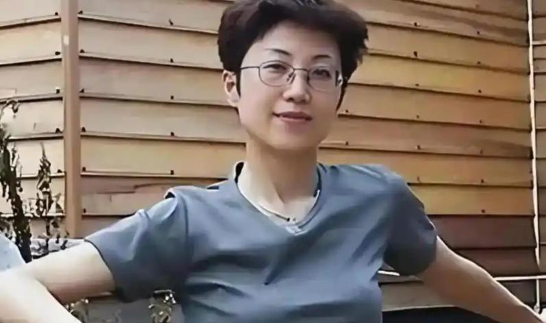 她持美国绿卡带着丈夫和 5 岁儿子回国探亲，返程在北京首都机场准备离境时，被国家