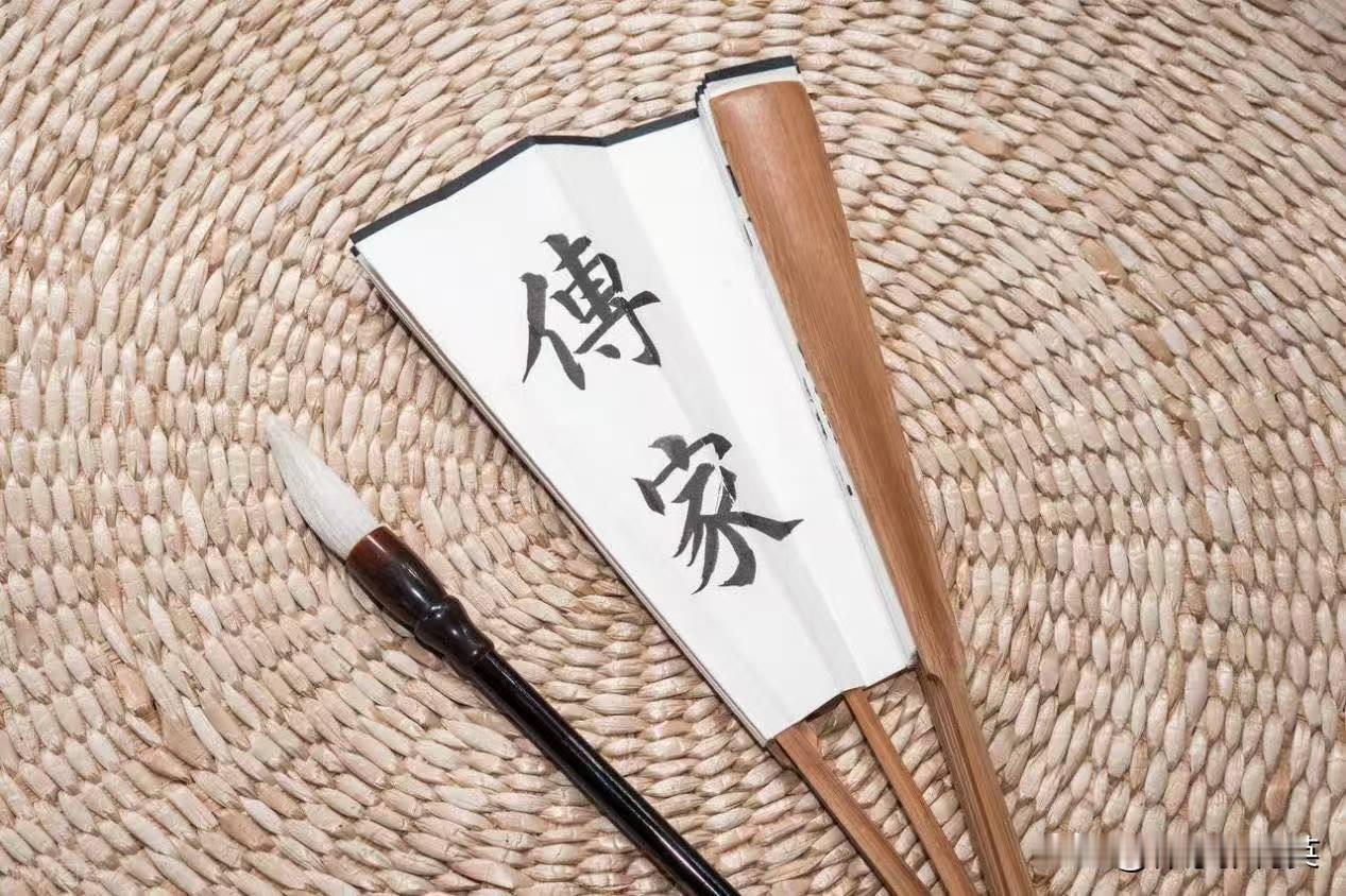 很多人眼里，传家宝是金银玉器、存折、老房契。在我们家，传家宝很普通——是一盒片仔