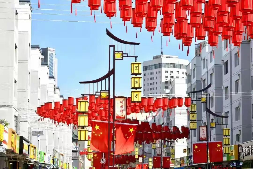 呼和浩特满城尽染“中国红”，全方位地营造了隆重而又热烈的节日氛围，凝聚着对祖国深