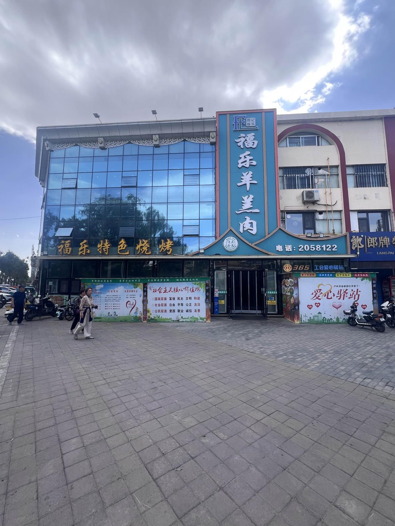 宁夏的特色美食里，好吃不膻的羊肉是绝对主力，各种手抓羊肉、清炖羊肉、羊杂碎、还有