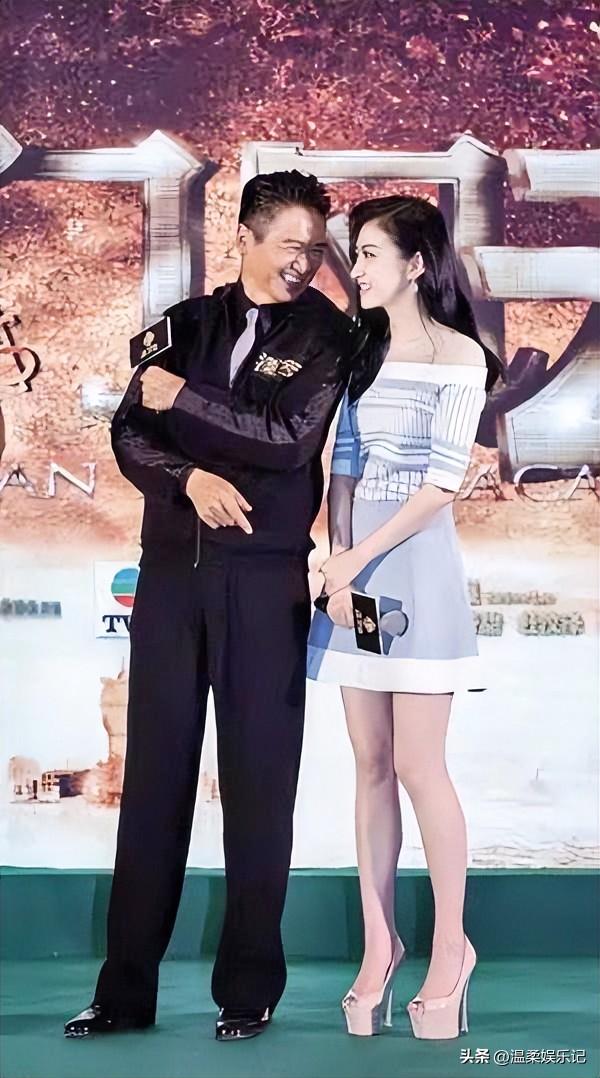 能站在大佬旁边，就是绝等美女！