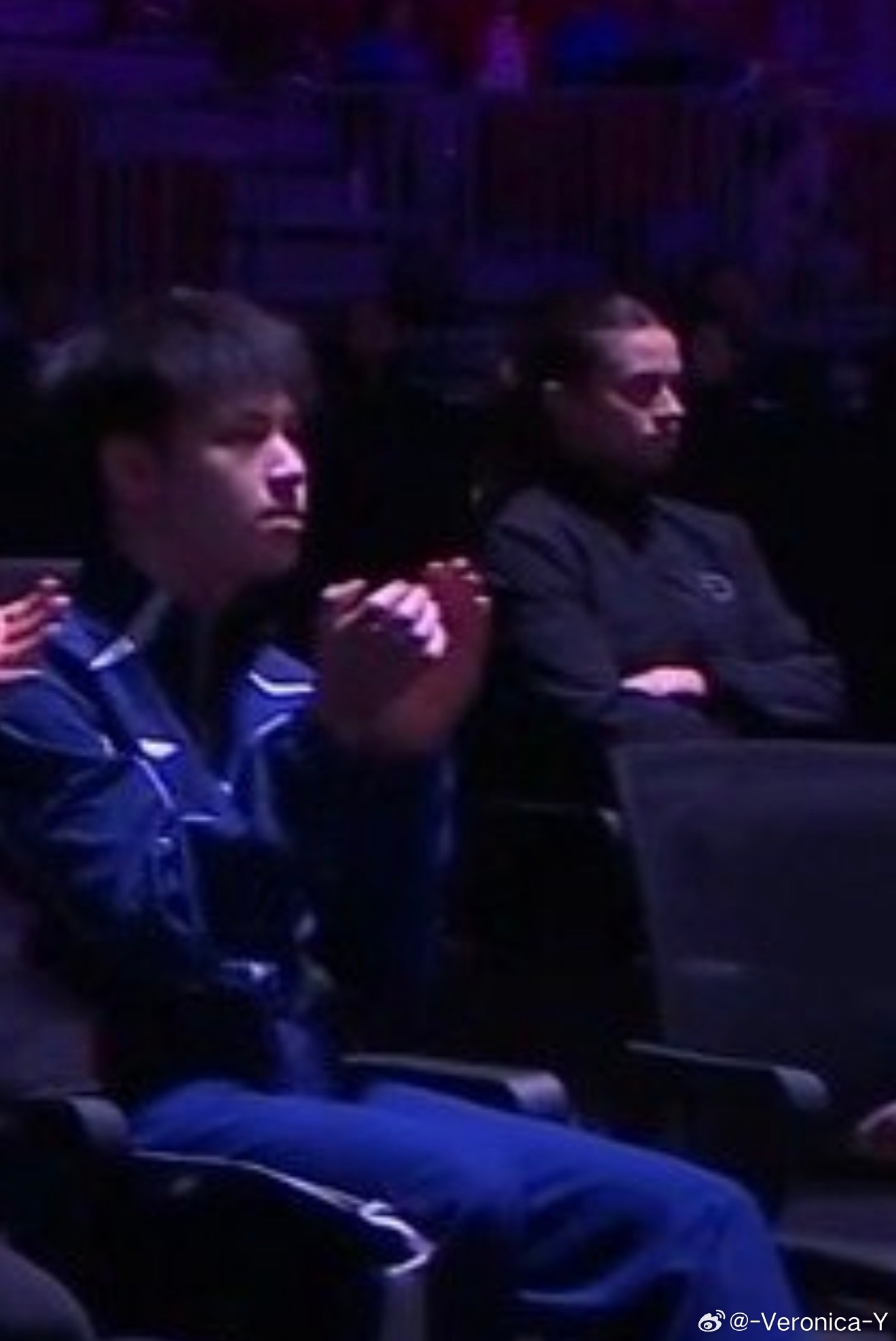 笑丝 我才发现在一群国乒大男人扎堆的角落里这个穿黑衣的女人是高桥这眼睛都快喷火了