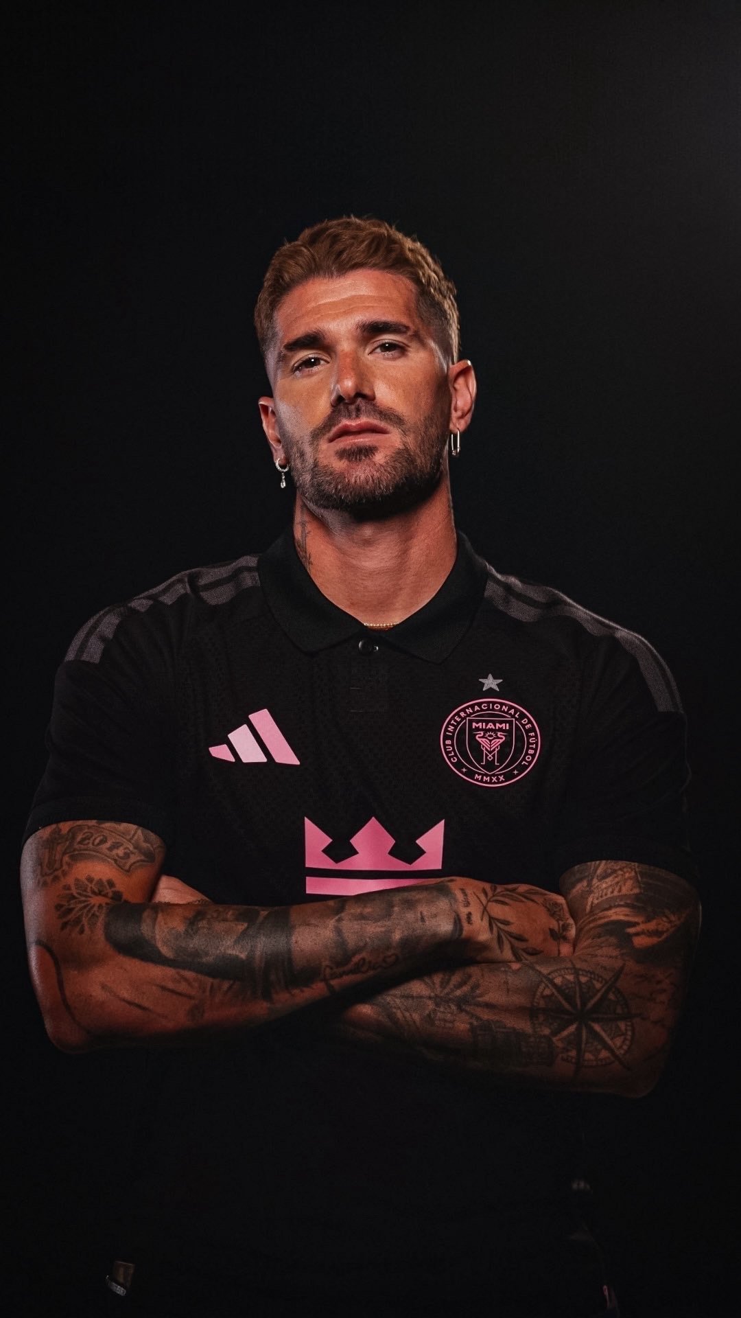 ⭐️迈阿密国际队的新球衣由德保罗展示🖤他们将在下一场友谊赛中穿这件球衣比赛。迈