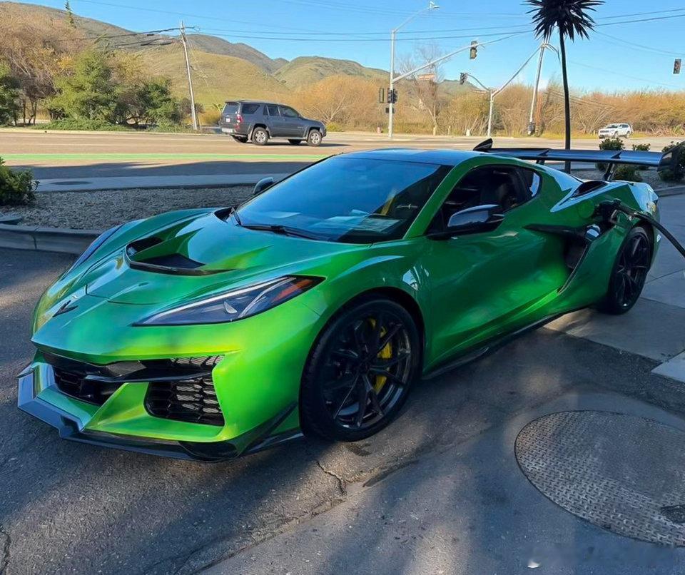 ZR1太好了，1000+马力的5.5L V8双涡轮几乎无涡轮迟滞简直刷新三观