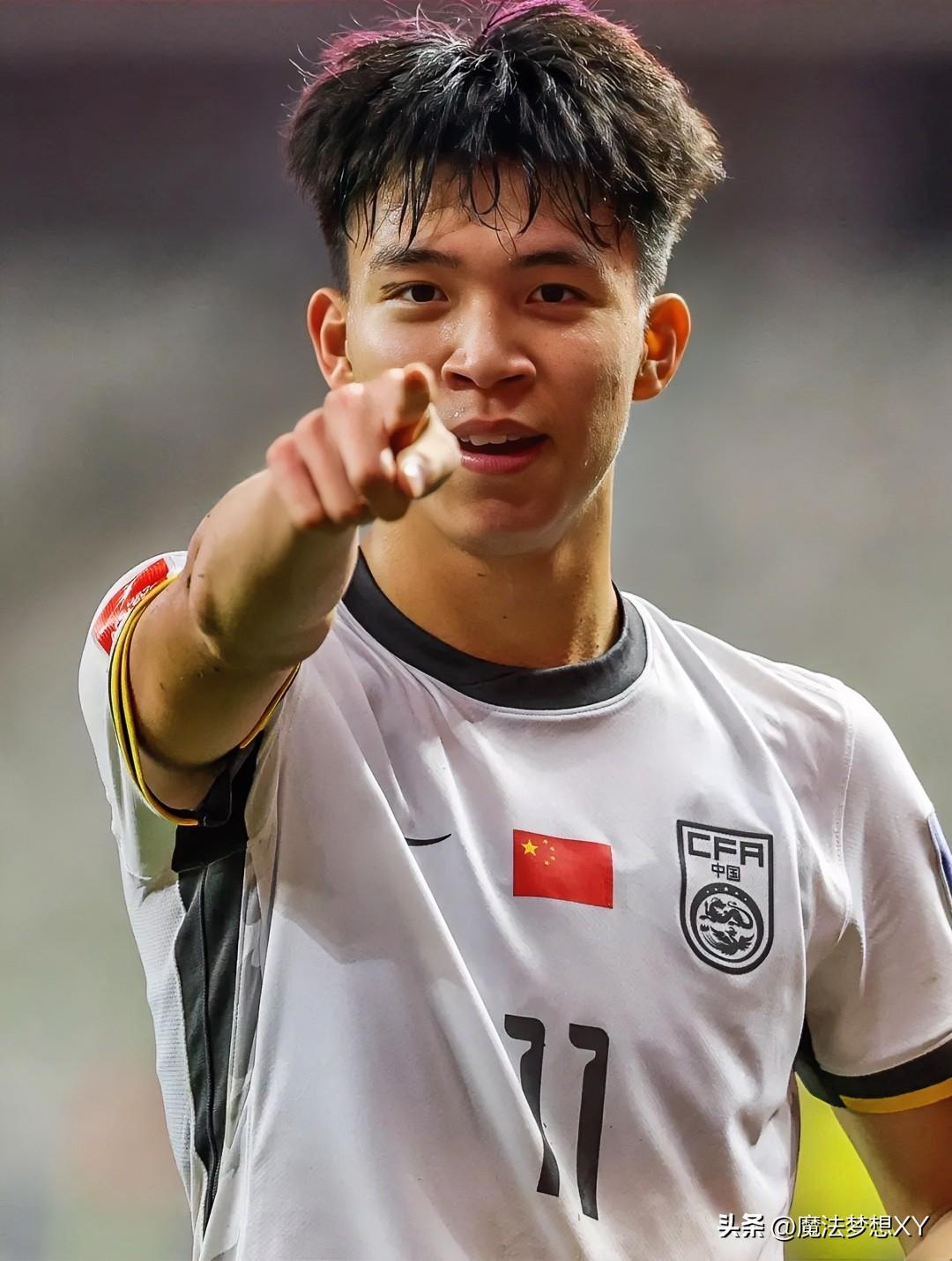 不要再问
王钰栋为什么还不留洋？
答案很简单，他现在留洋
根本打不上主力！

近