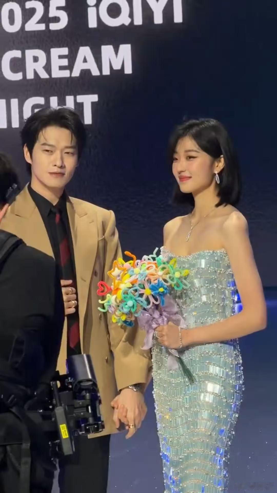 魏大勋走过头了 他的反应速度很快，被拉回后立刻进入工作状态，表情管理切换自如，让