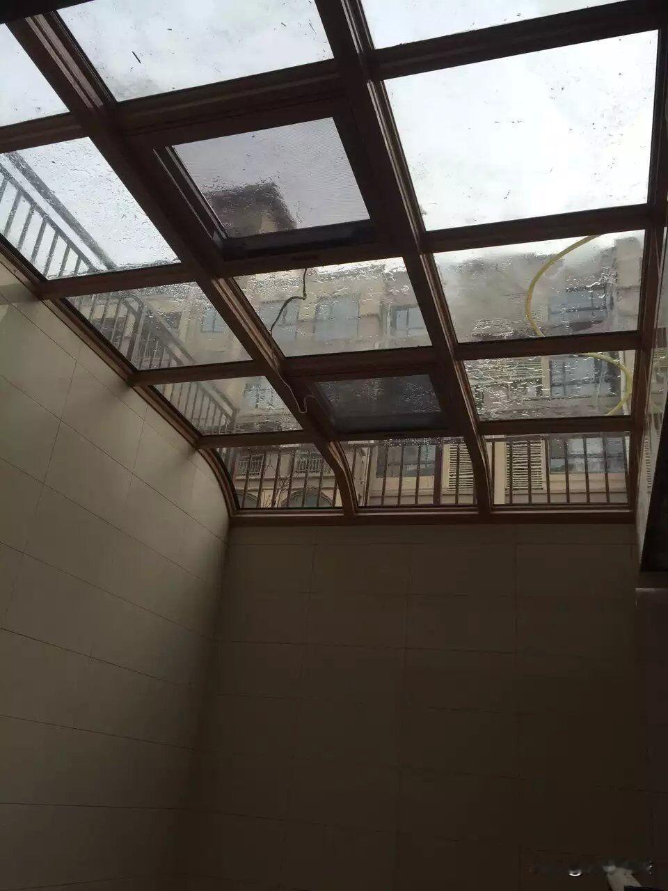 乌鲁木齐，6岁男童和小伙伴去找人玩，发现目标小伙伴家院门没关严，便溜进了私人院子