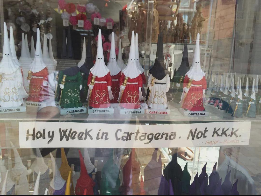 西班牙卡塔赫纳的一家商店展示拿撒勒人穿的传统服装 