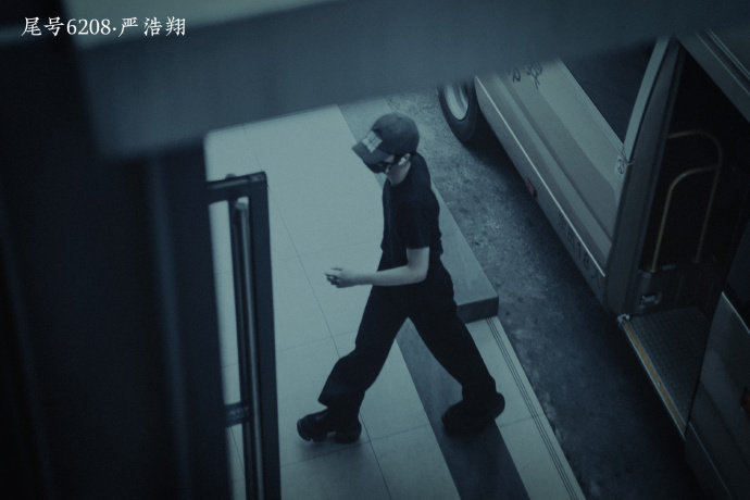 严浩翔机场路透all black+棒球帽造型好酷哇！《#极限挑战# 》圆满收官啦