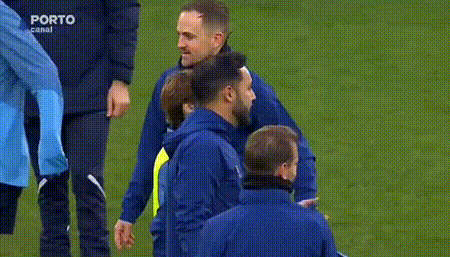 葡超霸主26岁队长猛踹18岁小将后背+后者赔笑脸 更衣室怒了：开除葡超联赛中，波