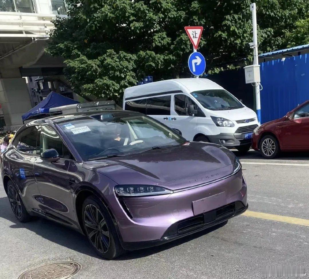 有人拍到#智界r7# 上路了，我觉得这样随手拍都好看啊。 ​​​