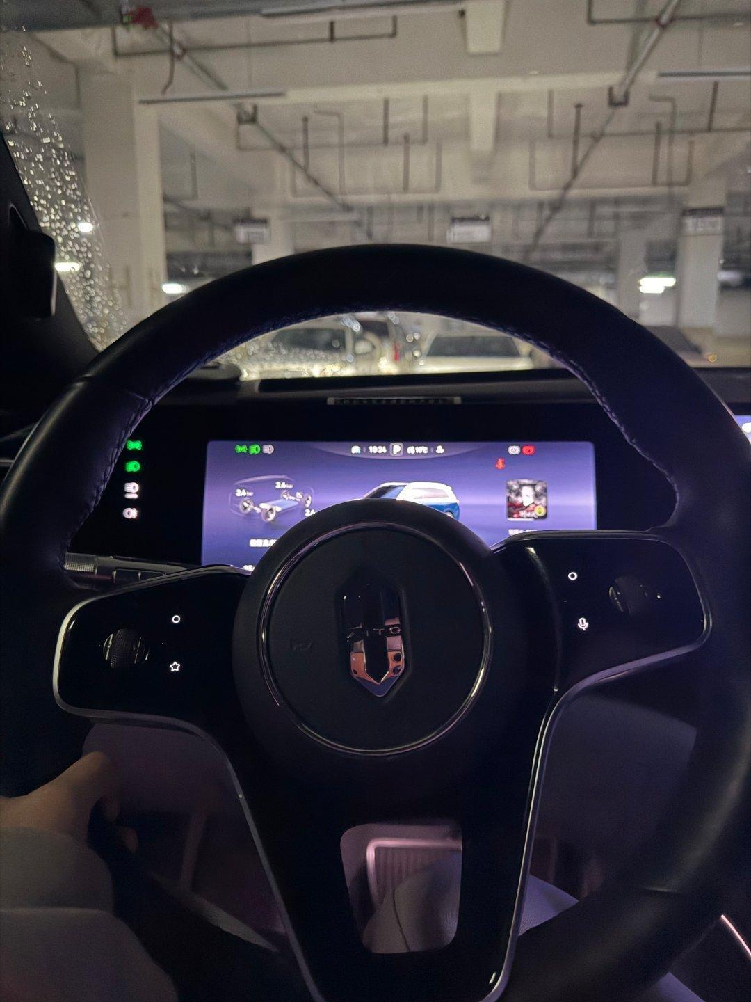 今日身份是M9主理人，手握方向盘就能拿捏大六座