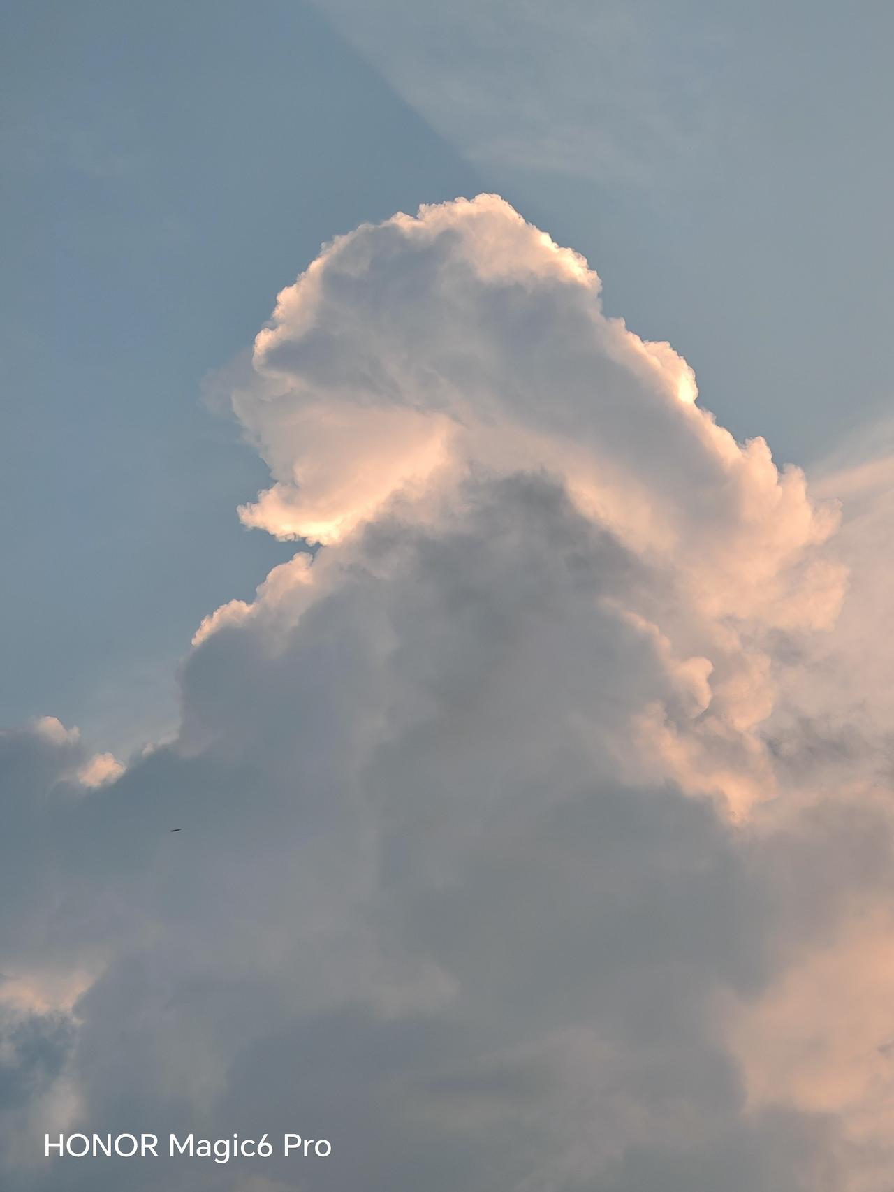 北京通州天空之城值得一去！结束阴雨，天空放晴后，这里美成了仙境。从空中看，水汽在