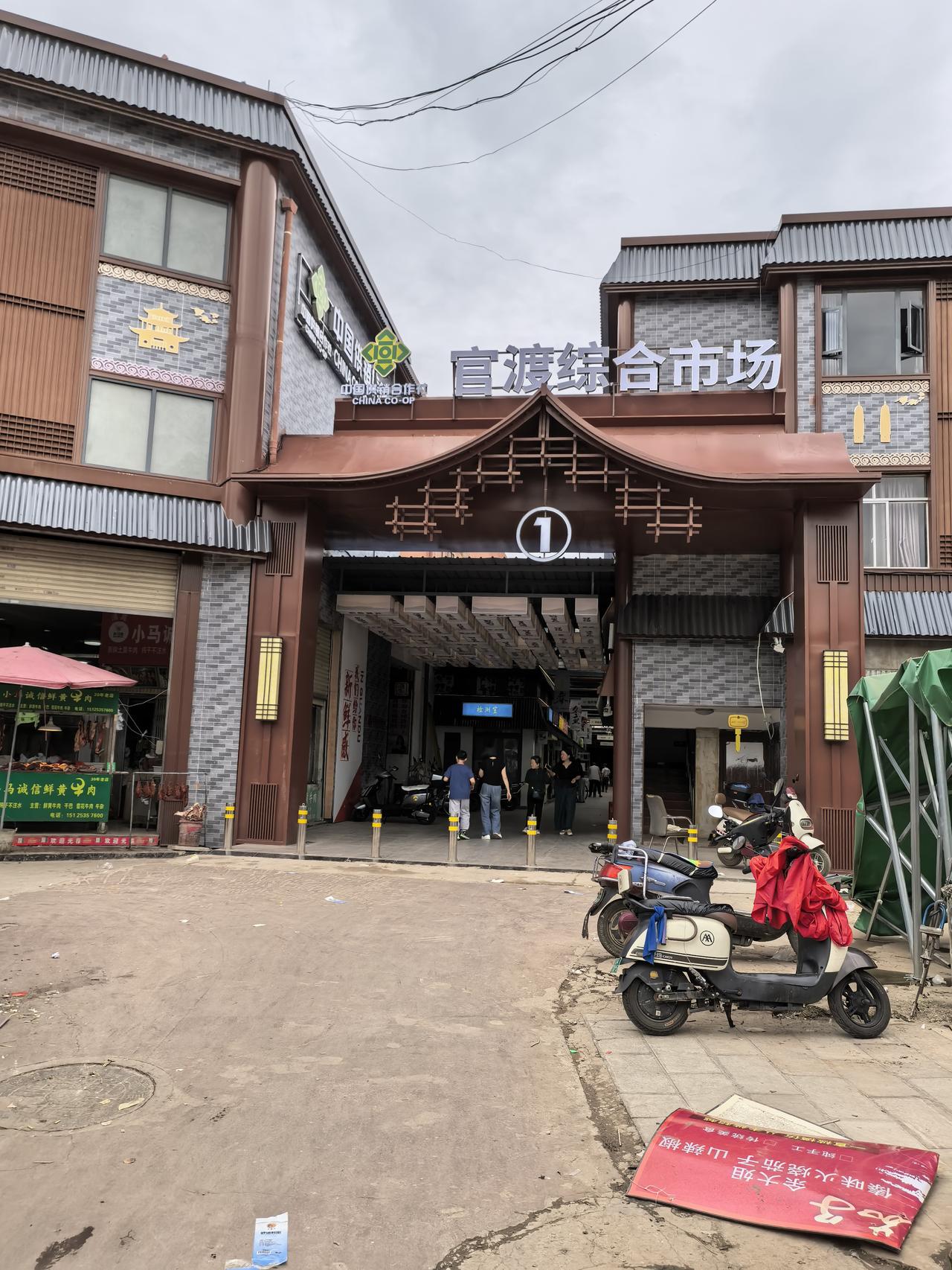 官渡区的官渡古镇街道官渡古镇的综合菜市场经过两个月左右的升级改造。项目终于交付到