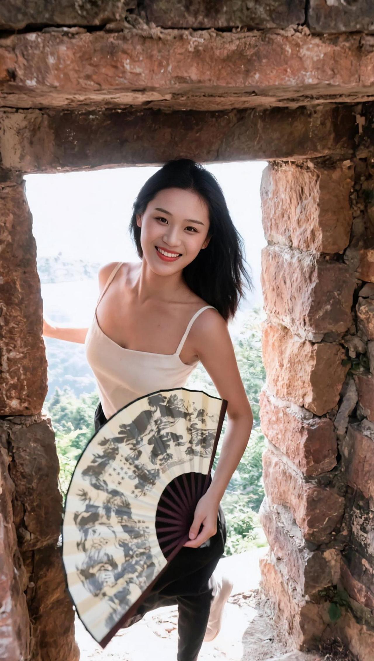 石墙间透出的光影，仿佛是时间的碎片，洒落在她的笑颜上。一把纸扇，轻摇出夏日的清凉