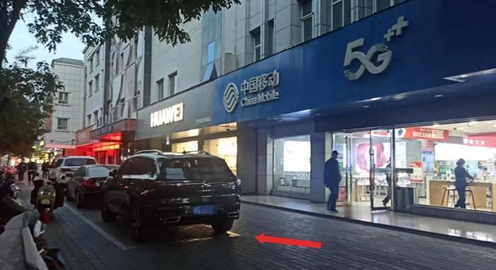 闹大了！甘肃，男子把车停在正规车位，却被交警拖走！男子质问交警：“我没有违法行为