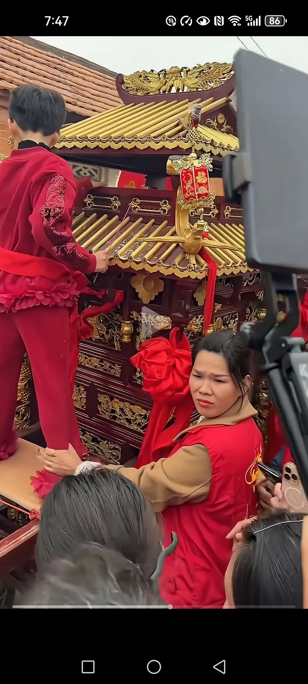 这个视频明显地掐掉了前面一小段，即那个小孩拒不让位。这样地处理容易使网友产生误解