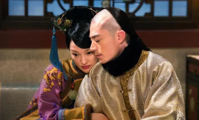 1765年，38岁高龄的令妃产子不久，乾隆前来探望。看着令妃丰满成熟的身体，乾隆