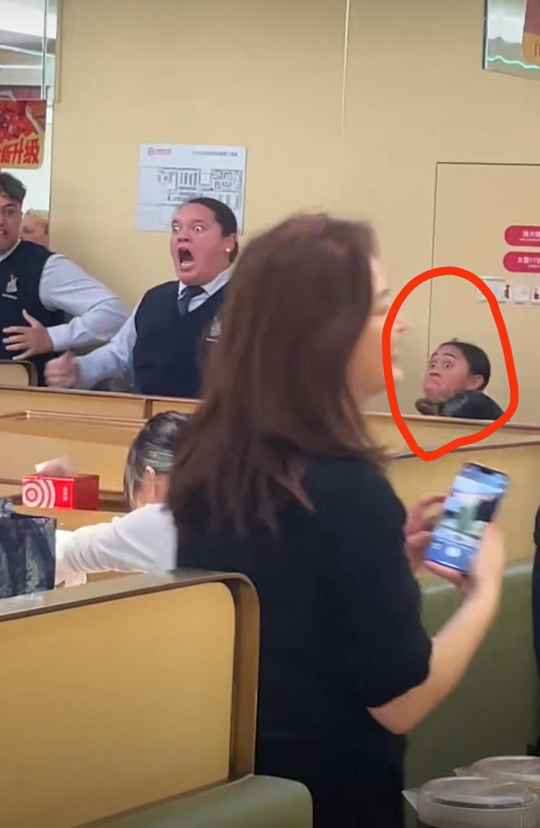 海底捞生日歌终于遇上了对手——新西兰毛利战舞。
12月7日，成都的一家海底捞火锅