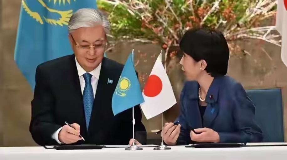 上行下效！高市早苗接待外国政要时，习惯够着别人说话，她的下属们在机场迎接中亚五国