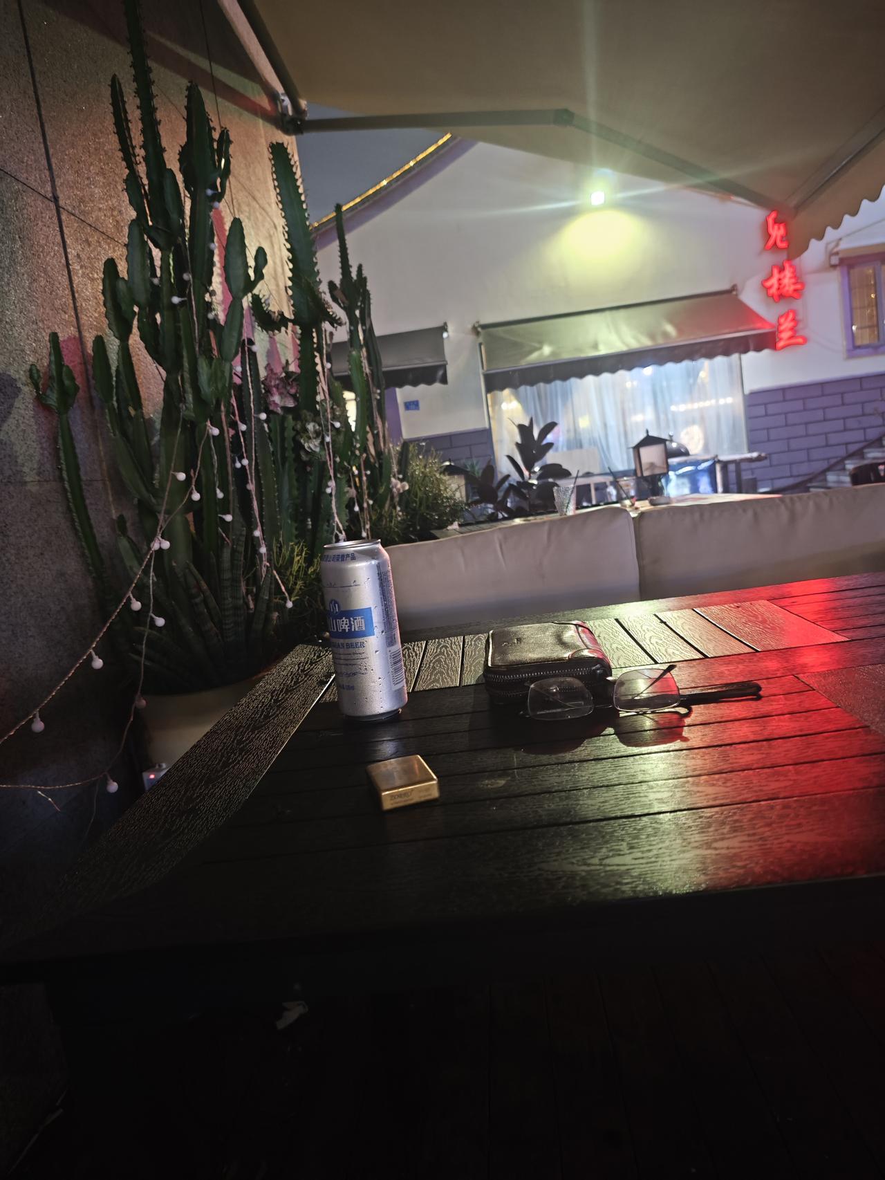 人设赌局是双刃剑，
追觅俞浩把自己和他的企业，
推向了舆论的风口浪尖。
扫地机撑