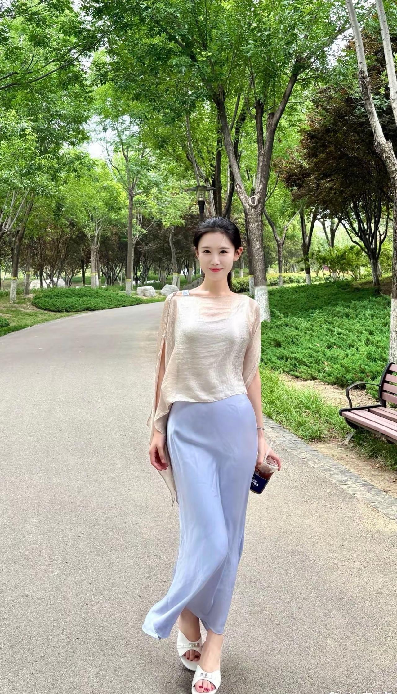 风落在窗帘上很多时候，真正治愈人的不是结果，而是某个平常瞬间里，你忽然发现自己已
