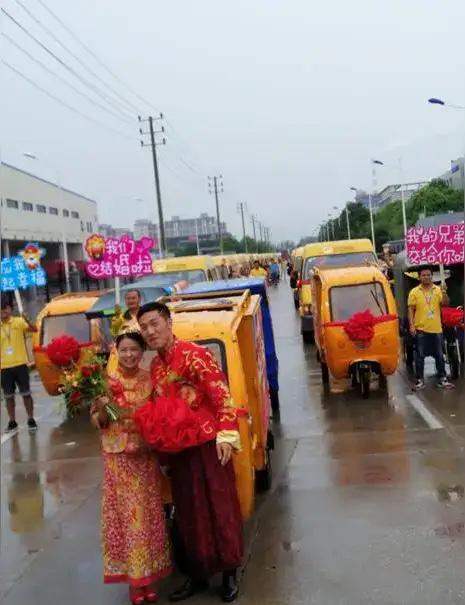 这位快递员接了个特别的单——送新娘入洞房。

他骑着摩托车把新娘接走，没有豪车车