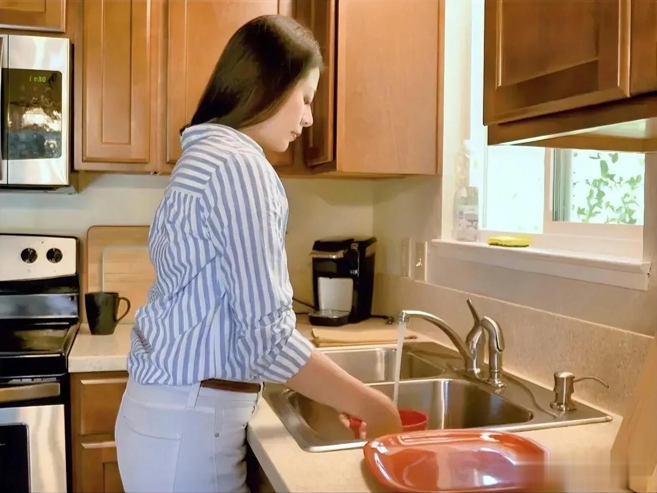 邮递员送大学录取通知书上门时，要不要准备红包或香烟槟榔？
忙碌间接到邮递员打来的