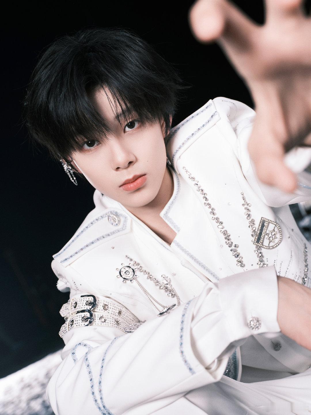 TF四代公演最后一天TF四代演唱会最后一天我们的少年时代2单人拍立得现场又燃又好