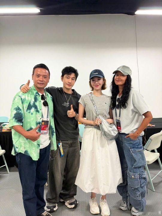 黄晓明晒周杰伦演唱会团建合照黄晓明中餐厅演唱会团建合照黄晓明晒周杰伦演唱会团建合