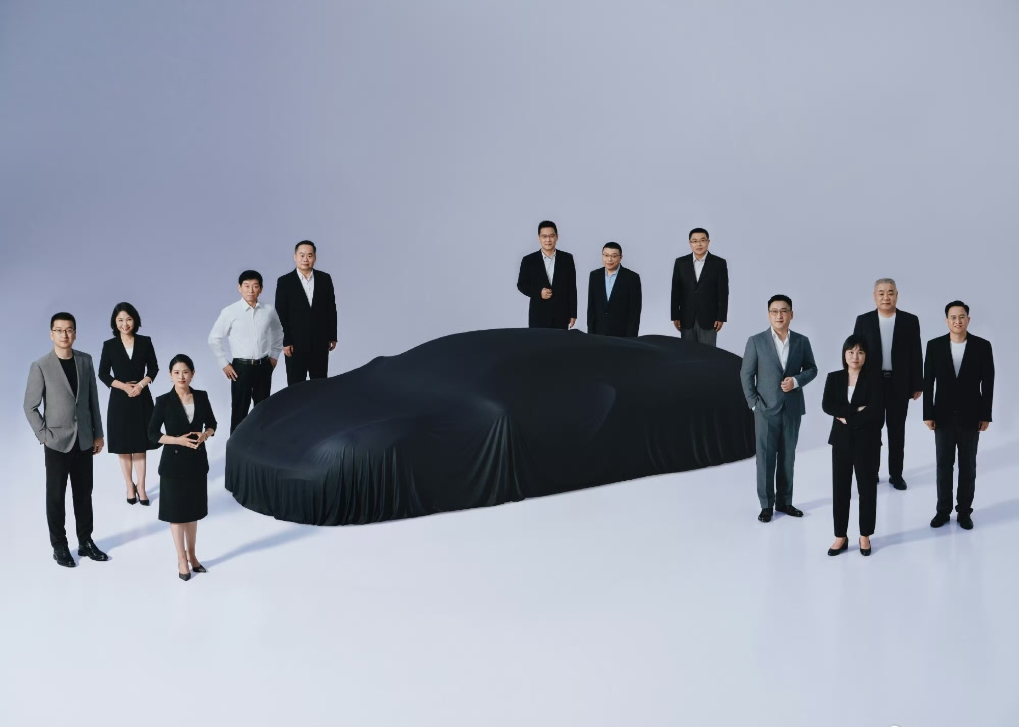 魏建军拍合照站不到C位 最亮眼的还是中间的Hyper Car 有可能是V8 也有
