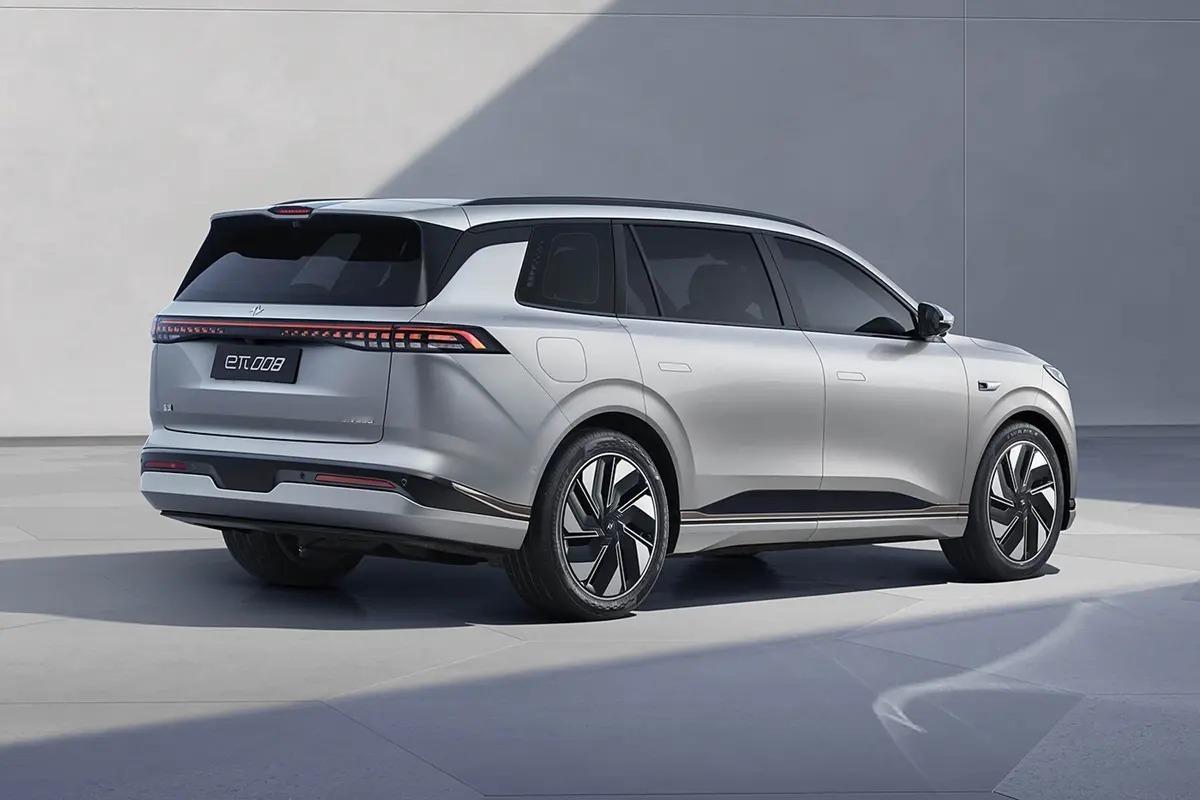 最近开着奕派 eπ008带家人出行，越用越顺手，六座空间是真够用，第三排坐成年人