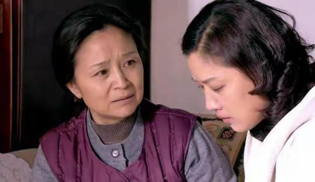 婆婆选择支持女儿和女婿，自己长期照料孙辈，可能出于对家庭的看法和价值观，也可能是