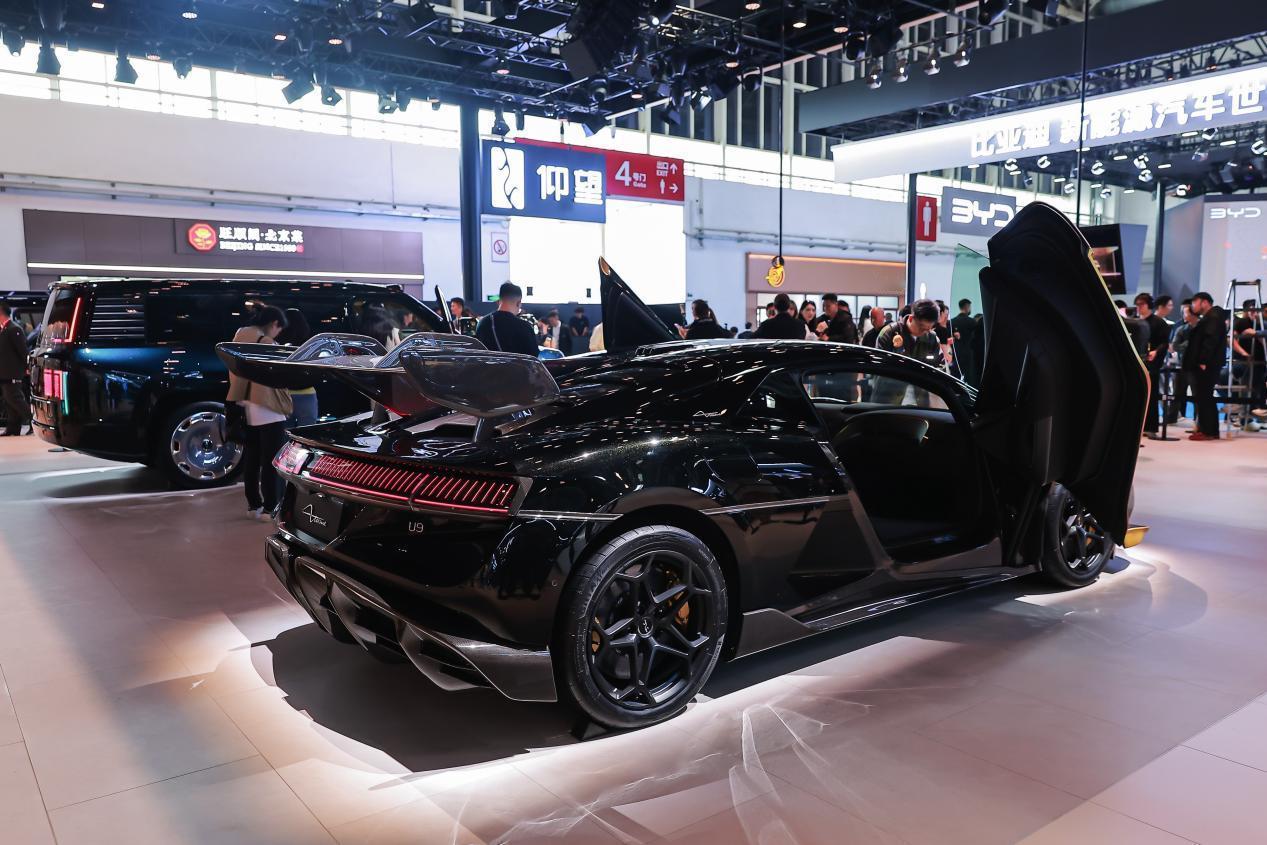 4月24日，2026北京国际汽车展览会正式启幕，全球第一台按照量产标准打造的仰望