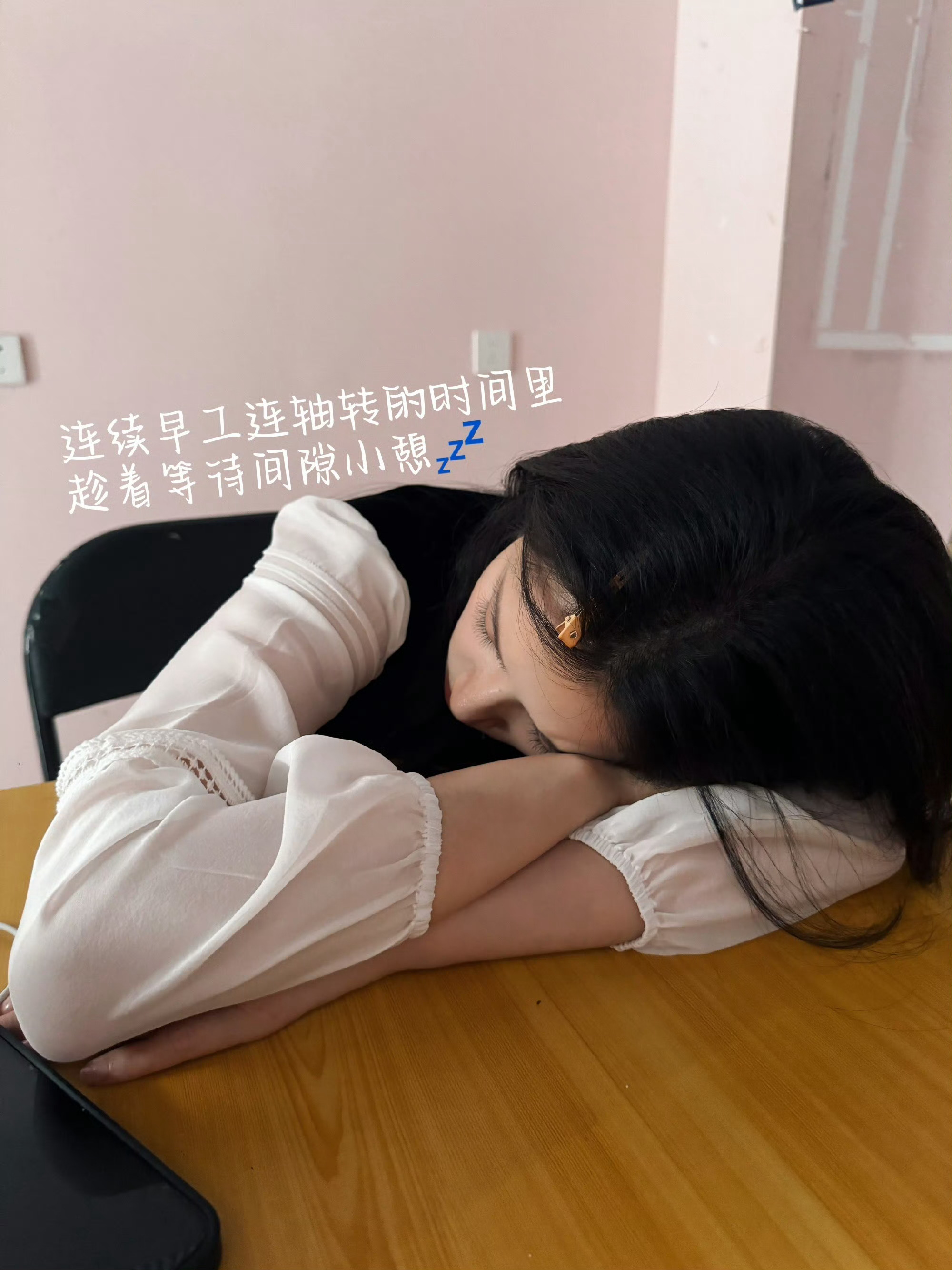 张婧仪 怎么会有人睡觉也这么好看这个睡美人需要的真爱之吻是所有好剧本吻上来