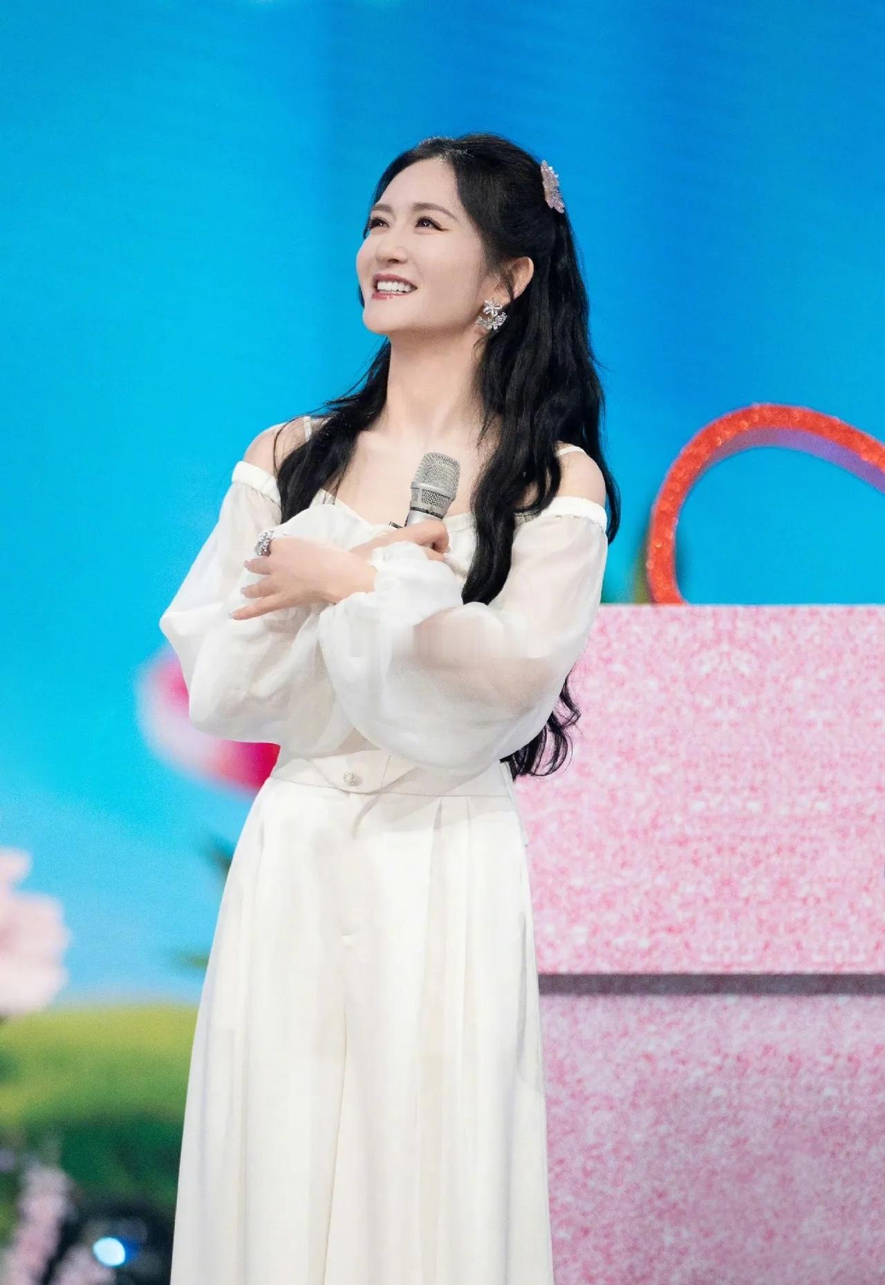 乐评人回应谢娜演唱会争议持续撤糖，甜蜜瞬间!张杰谢娜持续掉粉，情怀透支终难抵口碑