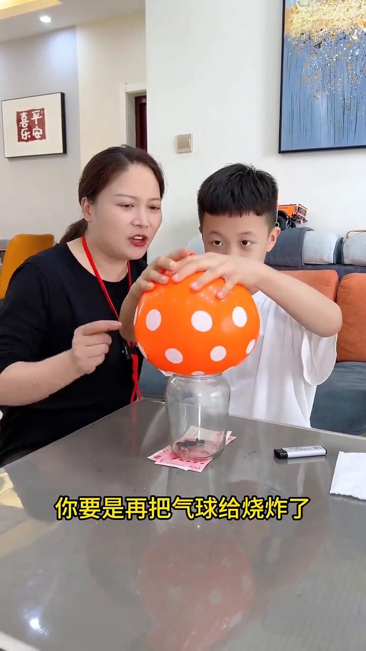 高难度挑战。
挑战手不能碰瓶子，用气球把瓶子移走。如果你能做到，