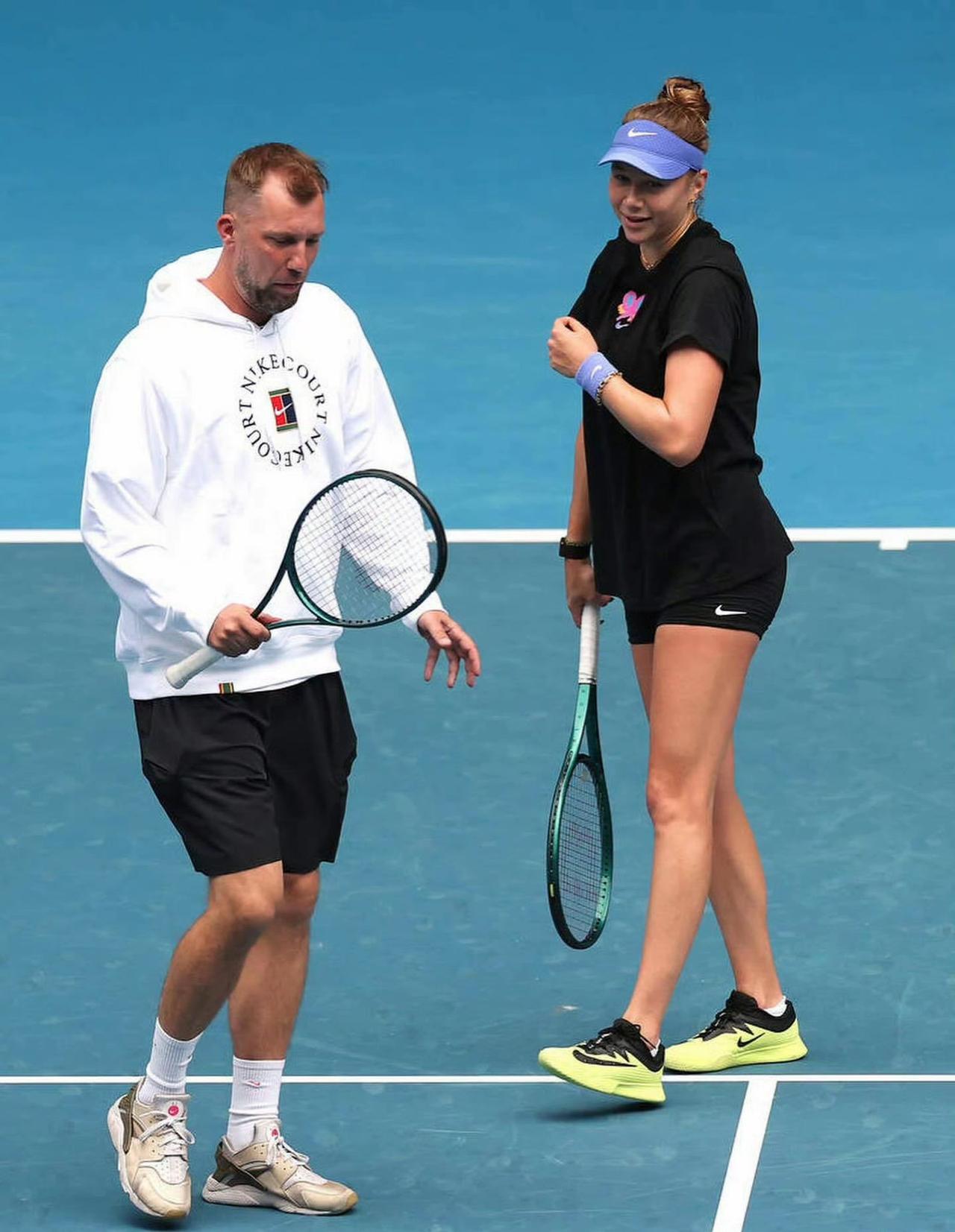 有人忙着分手，有人忙着退赛偷闲……
继前两天斯瓦泰克和费赛特分道扬镳后，阿尼西莫