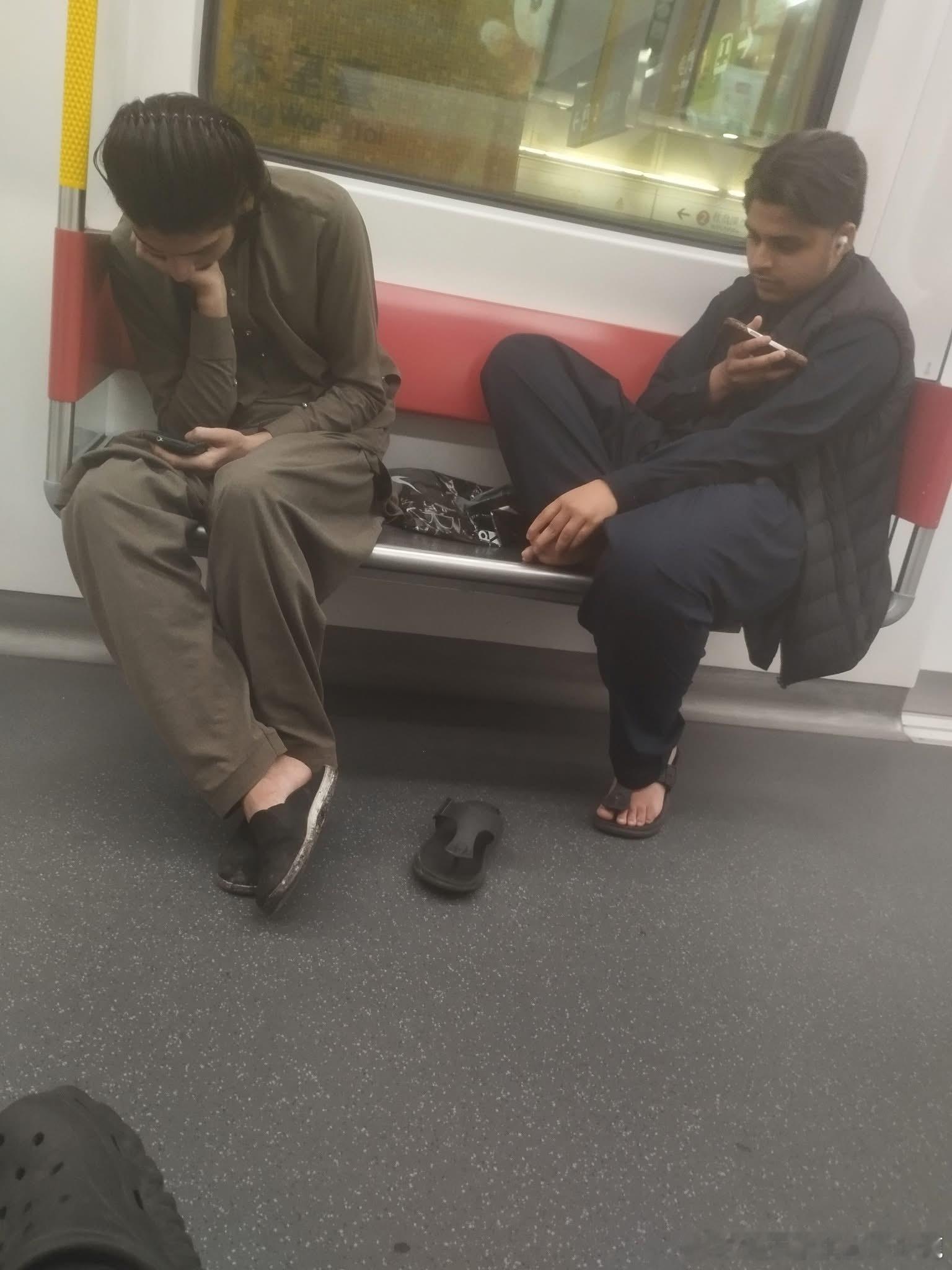 香港的地鐵上，南亞裔男子脫鞋在櫈上撕腳皮DLLM諸葛臥龍反忽小隊