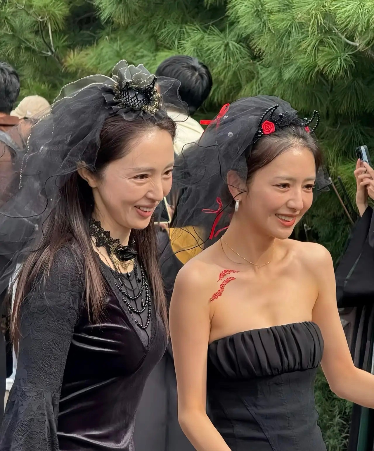 董璇和佟丽娅带着各自的孩子到北京环球影城游玩，她们一行人穿衣打扮怪异，好像“黑魔