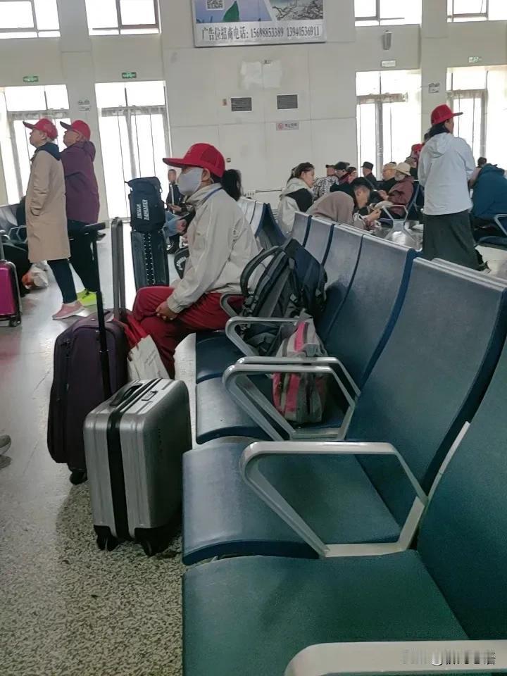 我发现，现在最快乐的应该是有退休金的老年人了。

今天坐火车去沈阳，到的有点早，